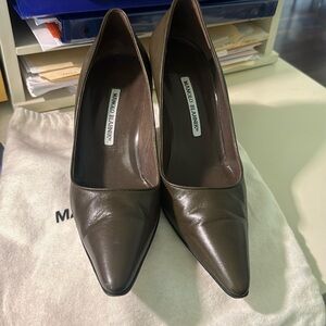 Manolo Blahnik. Dark brown leather pump